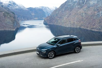 Hyundai Kona Electric med vakkert fjellandskap i bakgrunnen. Foto