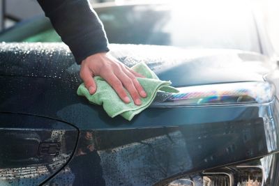 Nærbilde av en som vasker en bil. foto.