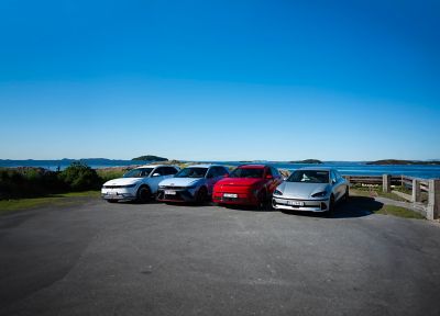 En lineup av elbiler fra Hyundai. Foto.
