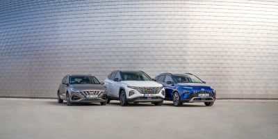 Skladové vozy i30 Kombi, SANTA FE a IONIQ 5 u modro-bílé stěny
