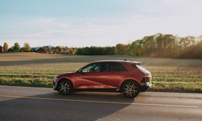 IONIQ 5 kjørende langs en landevei. Foto.