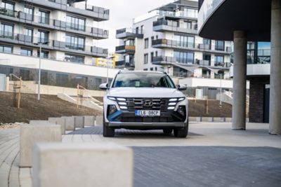 žena stojící u model i30 