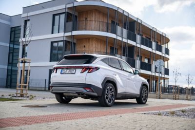 Hyundai TUCSON Plug-In Hybrid zaparkovaný u nabíječky.