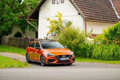Model i30 před rodinným domem.