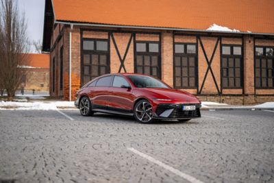 IONIQ 6 stojící u kancelářské budovy