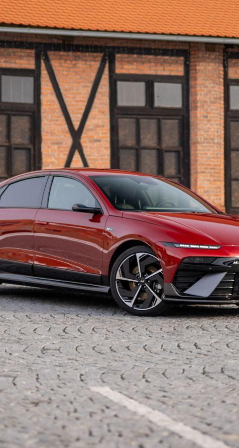 Model IONIQ 6 u moderní budovy
