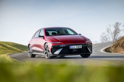 Model IONIQ 6 jedoucí po okresní cestě.