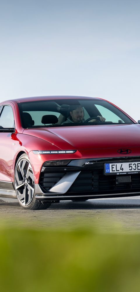 Hyundai IONIQ 6 projíždějící po okresní silnici