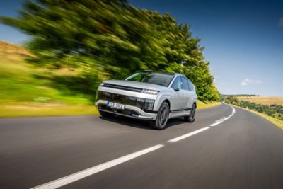 Nový IONIQ 9 jedoucí po městské silnici.