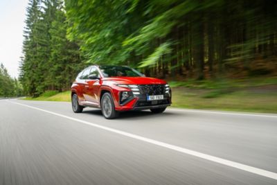 TUCSON jedoucí zasněženou krajinou.