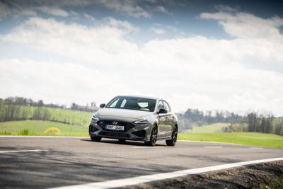 Detailní záběr na stojící Hyundai i30 Fastback N.