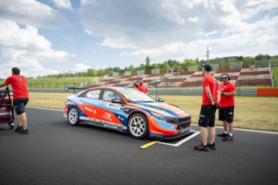 Maťo Homola u vozu Hyundai i30 N Project C