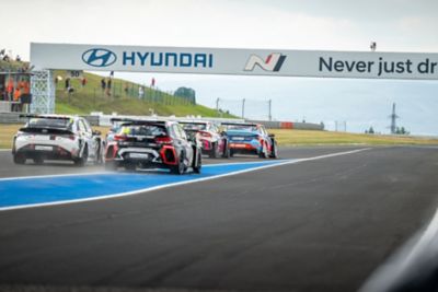 závodní vůz hyundai na trati