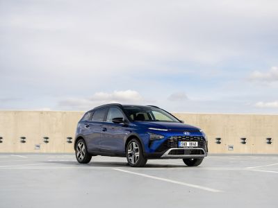 Hyundai v modré barvě stojící na parkovišti..