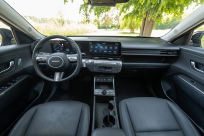 Vnitřní pohled zepředu na Hyundai KONA Electric a jeho velká sedadla.