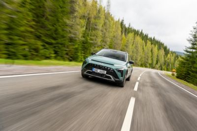 Zcela nové kompaktní SUV Hyundai BAYON, zaparkované v aréně.