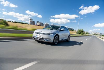 Model IONIQ 5 N jedoucí v krásném počasí