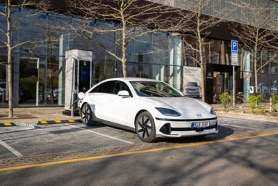 IONIQ 6 stojící před Hyundai Electrified v pražských Stodůlkách.