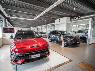 Interno della Concessionaria Delta Motors con vista su Hyundai KONA