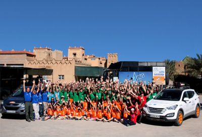 Grupo posa junto al equipo del Desierto de los Niños 2014.