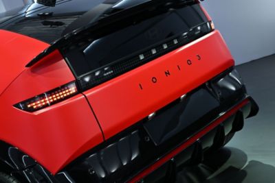 Detail van achterzijde Hyundai IONIQ 3.