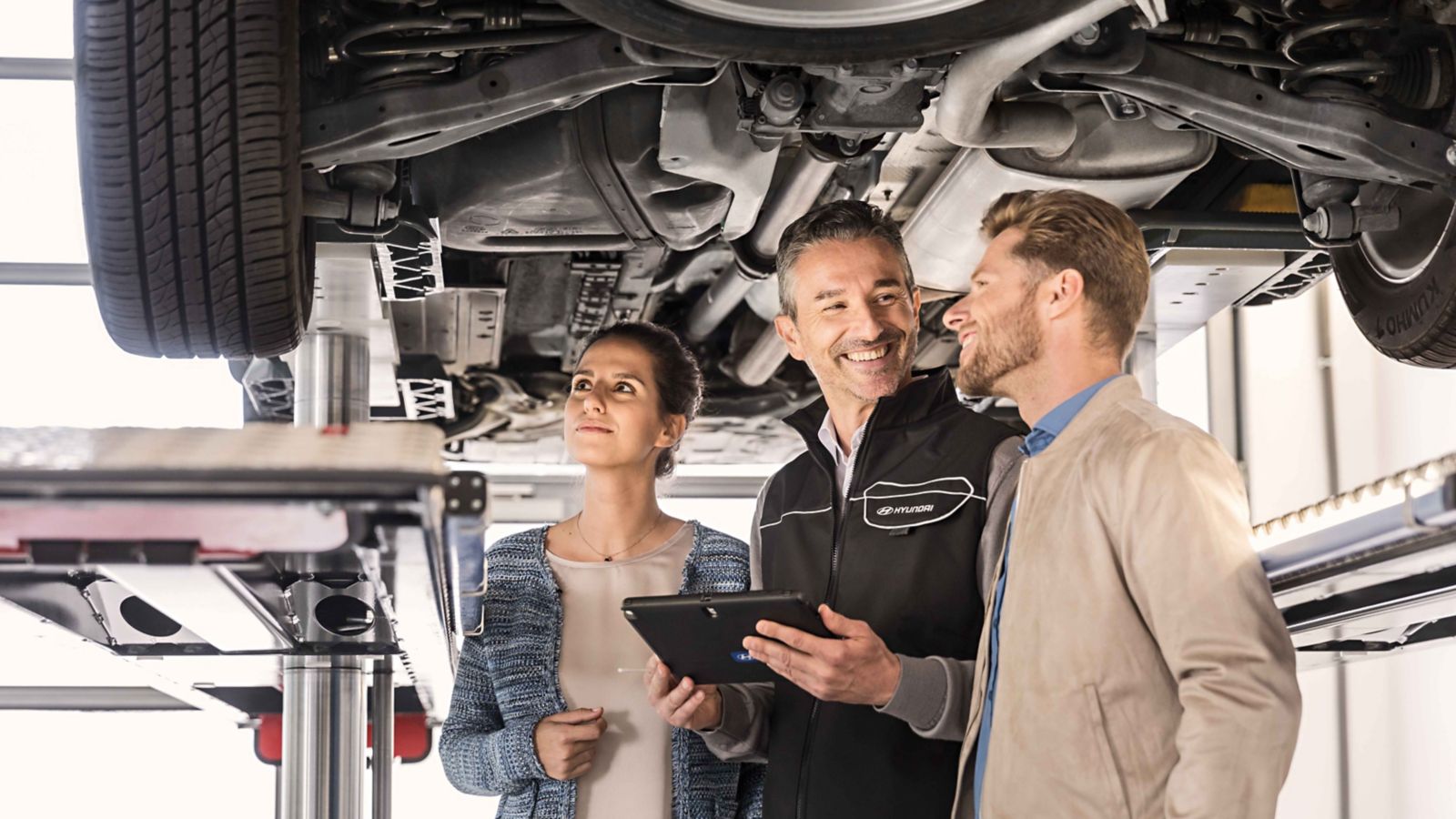 Servisný poradca v servise Hyundai konzultuje s majitelmi vozidla