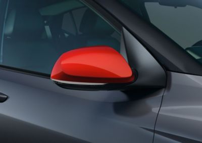 Rode buitenspiegelkappen van de Hyundai i10, verkrijgbaar als accessoire.