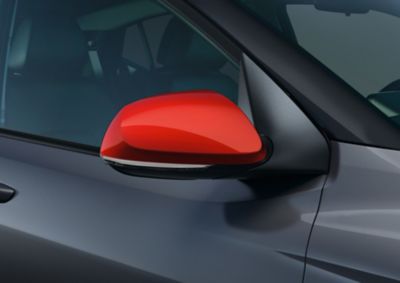 Coques de rétroviseurs en rouge sur la Hyundai i10, disponibles en accessoire.