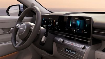 Image of the curved panoramic display of the Hyundai KONA featuring two integrated screens. 