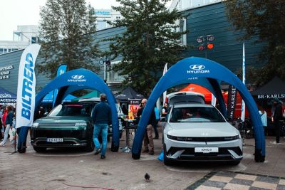 Arctic Race of Norway 2025 – To Hyundaier parkert ved sponsorplass. Foto