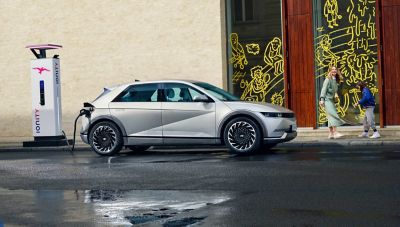 IONIQ 5 ved ladestasjon. Foto.