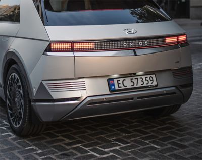 Zadní část elektromobilu Hyundai IONIQ 5 bez výfukového potrubí, což snižuje hlučnost.