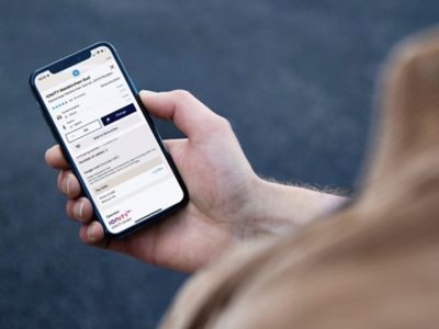 Conductor de un vehículo eléctrico utilizando la aplicación Charge myHyundai para acceder a un punto de carga IONITY.