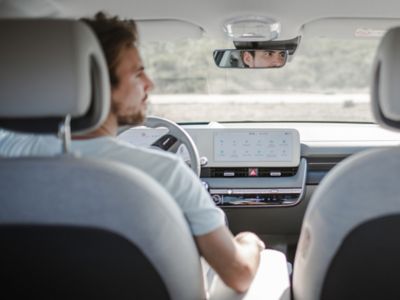 Muž, který řídil Hyundai IONIQ 5, slyšel ostatní zvuky hlasitěji kvůli absenci zvuků motoru.