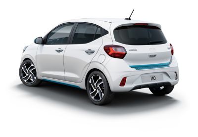 De nieuwe Hyundai i10 in het wit met een koetswerkstijlkit in Aqua Turquoise als accessoire.