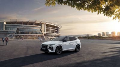 Vozidlá Hyundai KONA, TUCSON a SANTA FE parkujúce pred futbalovým štadiónom FIFA