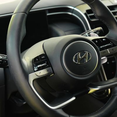 Un dettaglio sull'auto dall'interno dello showroom