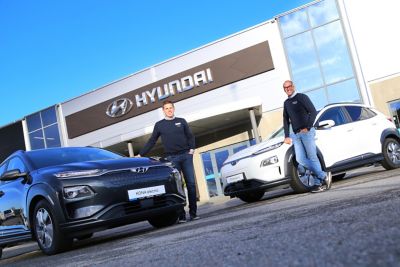 To forhandlere står ved siden av Hyundai-modeller foran lokalene til Fylkesnes bil. Foto.