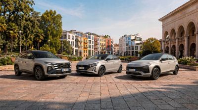 Nuova Hyundai TUCSON parcheggiata davanti un edificio moderno