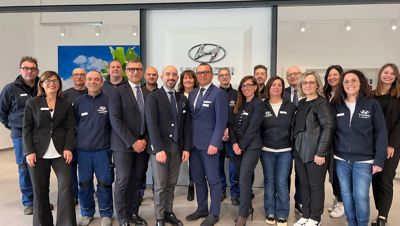 Foto di gruppo dei dipendenti della Concessionaria