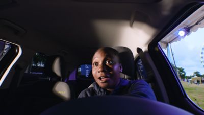 En ungdom prøver simulatoren. Foto.