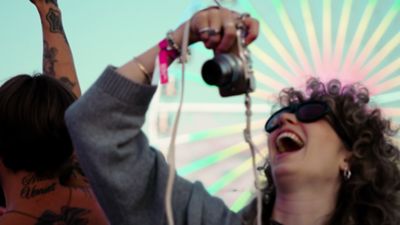 En blid jente tar bilder på festival. Foto.