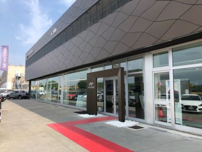 Tre assistenti Hyundai Service all'interno di un'officina Hyundai