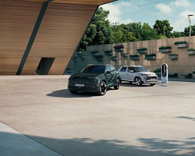 Hyundai INSTER roule sur une route