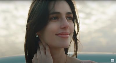 Primo piano ragazza sorridente