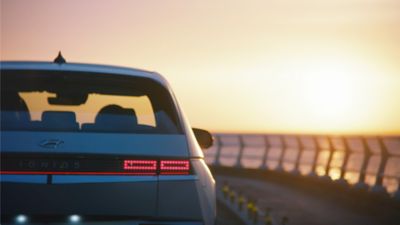Hyundai IONIQ 5 al tramonto