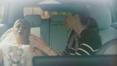 Una ragazza vestita da sposa con un'amica all'interno di Hyundai IONIQ 5