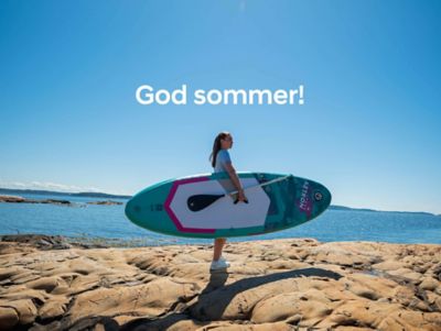 Et bilde av en dame på vei ut med en SUP og God sommer tekst. Foto.