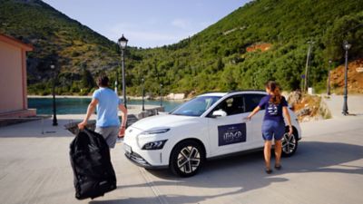 KONA Eléctrico es el vehículo escogido para transportar al equipo.