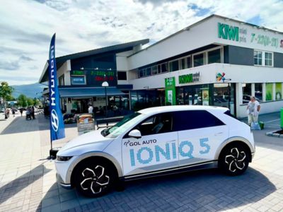 elbilen IONIQ 5 parkert utenfor matbuktikker. Foto.